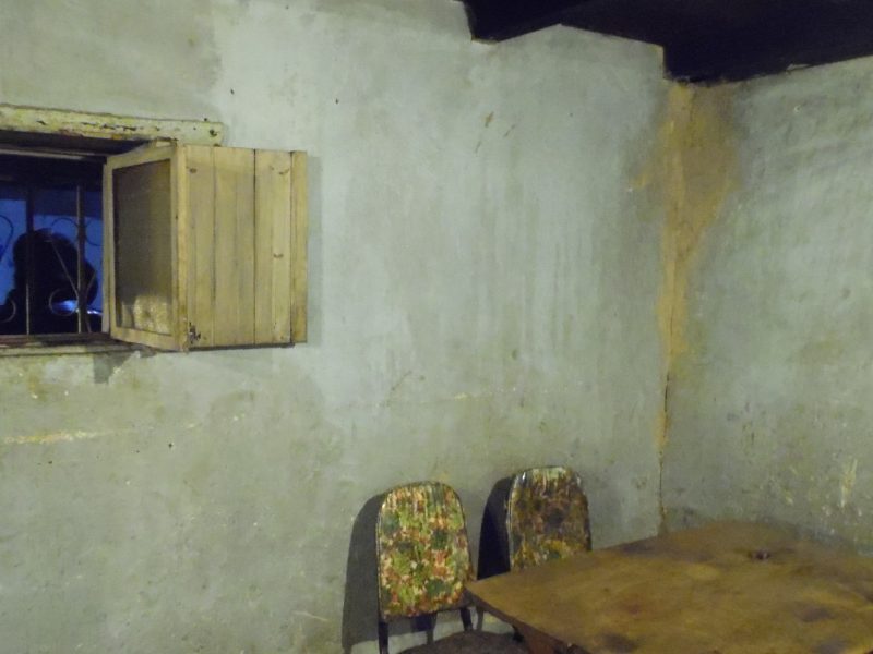 Situación de paredes del local de Doña Idalia previa a la renovación de la imagen