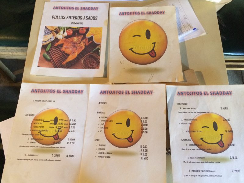 Imagen de la cartelería y menús informacionales previos a la renovación del local de Doña Idalia