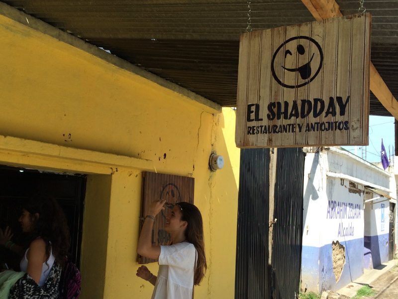 Decoración del exterior con el nombre del local para renovar imagen del restaurante de Doña Idalia acabado