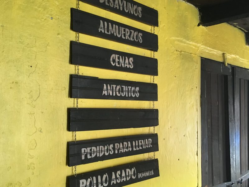 Decoración del exterior con tablas informacionales sobre los servicios para renovar imagen del restaurante de Doña Idalia acabado