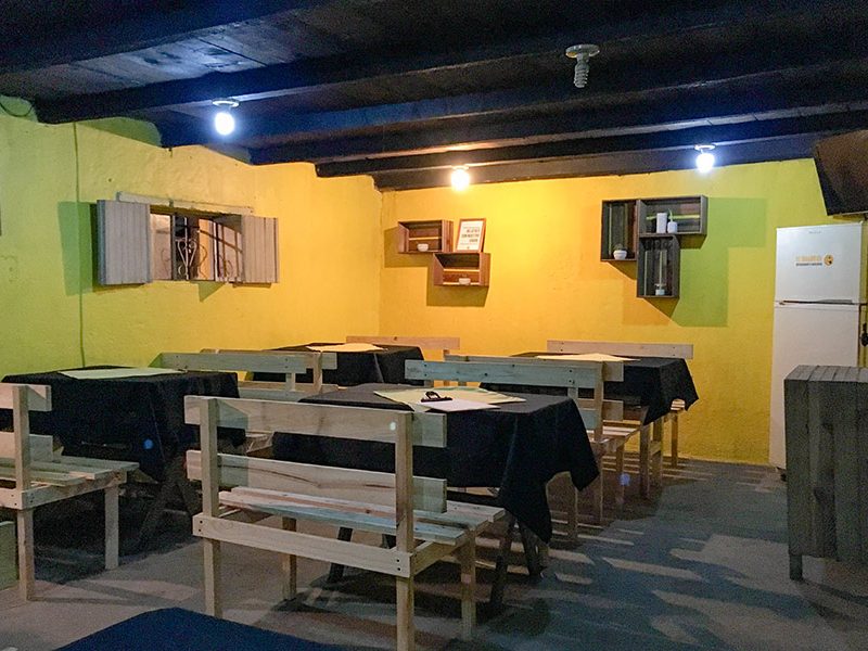 Decoración de muebles, mesas, bancos y pintura para renovar imagen del restaurante de Doña Idalia acabado