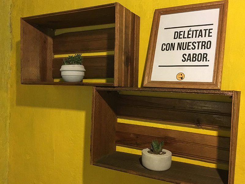 Decoración de muebles y pintura para renovar imagen del restaurante de Doña Idalia acabado