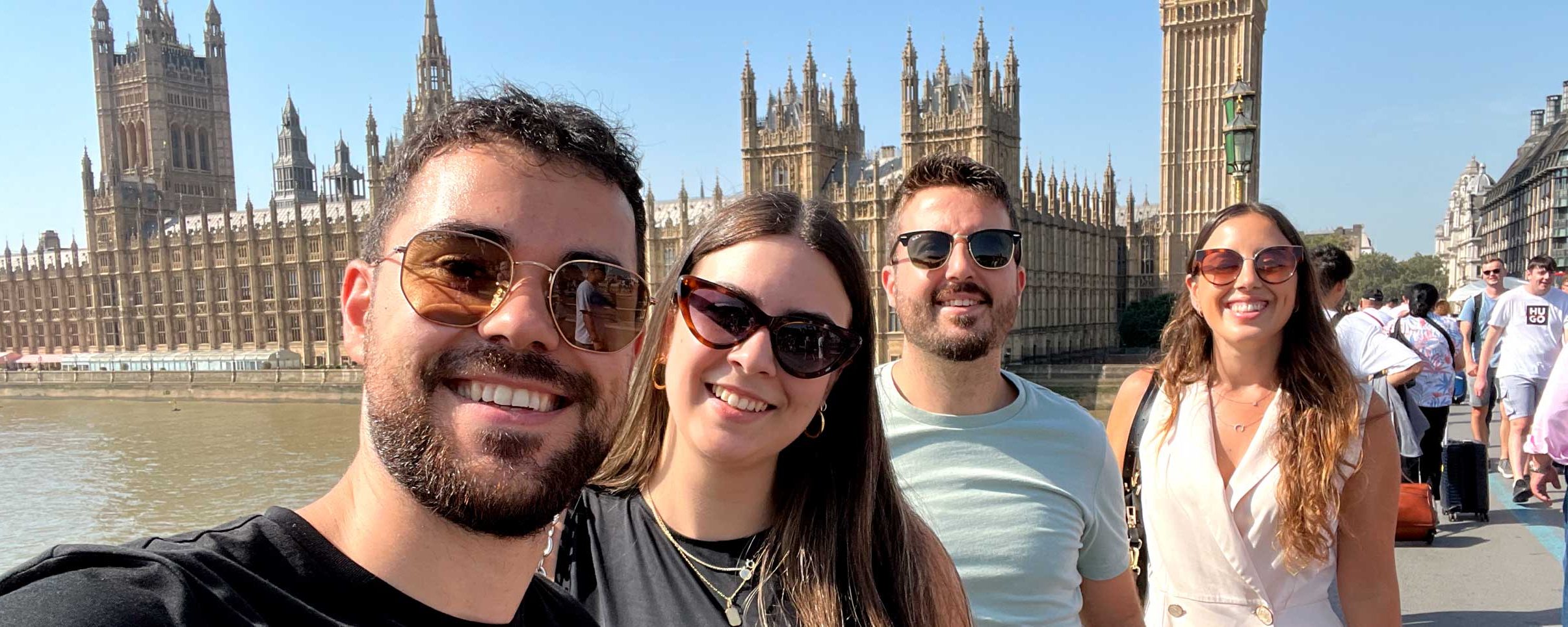 Foto del equipo de Calmo con el Big Ben de fondo